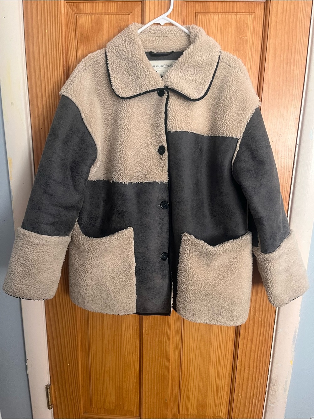 Treasure & Bond Two-Tone Teddy Sherpa Jacket in Beige & Charcoal